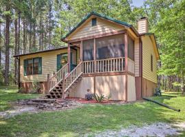 Cozy Pine Mountain Cabin with Screened Porch and Yard!, hotel en Pine Mountain