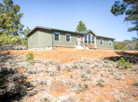 Secluded Boulder House - Next to National Forests!，博爾德鎮的家庭式飯店