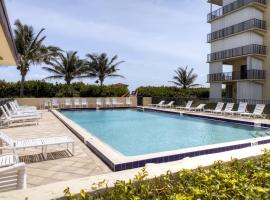 Jensen Beach Condo with Oceanfront Balcony and Pool!, khách sạn ở Jensen Beach