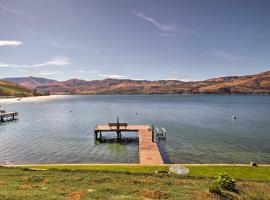 Waterfront Manson Cabin on Lake Chelan with Deck!, hotel Mansonban