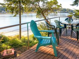 Waterfront Bainbridge Island Home Stunning Views!, hotel with parking in Agate Point