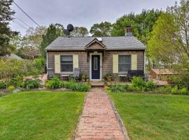 Cute East Hampton Cottage with Patio - Walk to Beach, hotel with parking in East Hampton