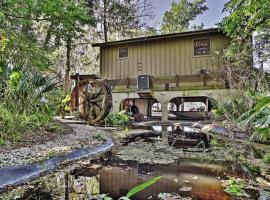 Waterfront Astor Studio Cabin with Private Boat Dock, hotel near Silver Glen Springs Recreation Area, Astor