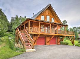 Luxe Alpine Cabin with Wraparound Deck and Mtn Views!, hotel s parkováním v destinaci Alpine