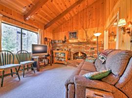 Big Bear Lake Cabin with Deck about 7 Mi to Ski Slopes!, hotel v destinácii Fawnskin