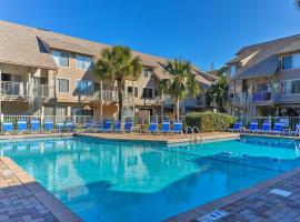 Hilton Head Villa with Balcony Walk to the Beach!, hotell i Hilton Head Island