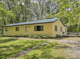 Jasonville Cabin - Walk to Shakamak State Park!, Hotel in Jasonville