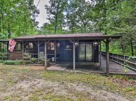 Robbinsville Cabin with Deck 3 Mi to Fontana Lake!, cottage in Robbinsville