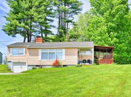 Mayfield Home with Private Dock on Lake Sacandaga!, hotel in Broadalbin