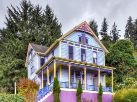 Astoria Painted Lady Historic Apt with River View!、アストリアのバケーションレンタル