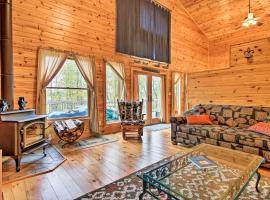 Lakefront Cabin with Private Deck, Dock and Fire Pit!，Nevis的Villa