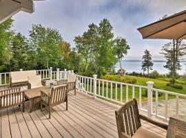 Enchanting Waterfront Sorrento Home with Deck!, cottage a Sorrento