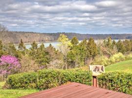 Monticello Home with Multi-Level Deck on 2 and Acres!, hotell i Monticello