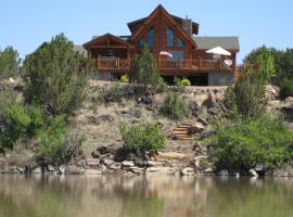 Waterfront Show Low Home on Private Lake with Deck!, hótel í White Mountain Lakes Estates
