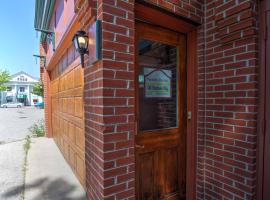 Charming Saugatuck Condo with Private Deck and Grill!, hotel a Saugatuck