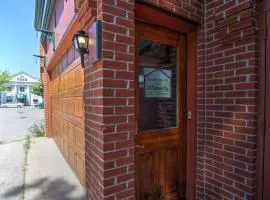 Charming Saugatuck Condo with Private Deck and Grill!