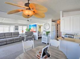Bright Home with Resort Perks - Walk to Lake Havasu!, chata v destinácii Lake Havasu City