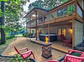Arden Vacation Rental with Private Hot Tub and Grill!, rumah percutian di Arden