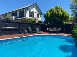 Knightsbridge Court Motor Lodge, cabin in Blenheim