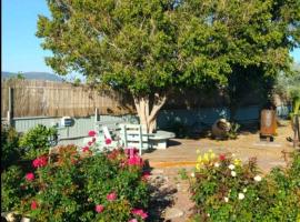 בחצר של טובה, hotel v destinaci H̱azon