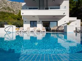 Villa Leona a luxury villa near Makarska, heated pool, Hotel in Živogošće