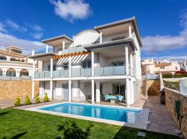 Luxury Vau Beach Villa with Private Heated Pool, πολυτελές ξενοδοχείο σε Portimão