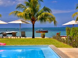 L'Escale 3 bedrooms Sea View and Beachfront Suite by Dream Escapes, hotel di Tamarin