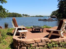 Frankston Home with Deck and Fishing on Lake Palestine!, hotel a Coffee City