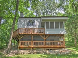 Nice Galena Home with Huge Patio, Hot Tub and Fire Pit, hótel í Galena