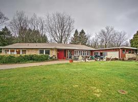 Spacious South Haven Home about 1 Mi to Lake Michigan!, hotell i South Haven