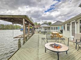 Waterfront Indian Lake House Deck and Private Dock!: Lakeview şehrinde bir otoparklı otel