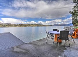 Lake Chelan Home with Kayaks, Dock and Stunning Views!, hotel di Chelan