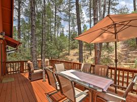 Prescott Cabin with Beautiful Forest Views and Deck!, cabaña o casa de campo en Prescott