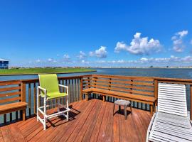 Waterfront Corpus Christi Townhome with Pool and Dock!, hotel in Corpus Christi