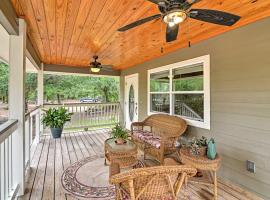 Crystal River Cottage on 1 Acre with Deck and Porch!, hotel en Yankeetown