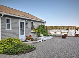 Heron Cottage on Casco Bay with Deck and Boat Dock!，博斯塔德的Villa