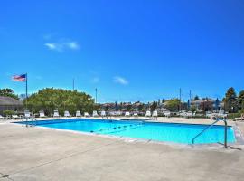 Manistee Retreat with Pool Access, Walk to Beach!, hotel in Manistee