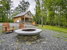 Lovely Ulster Cabin with Hot Tub, Fire Pit and 3 Ponds, hotel di Ulster