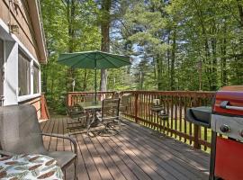 Pet-Friendly Cabin with Fire Pit, BBQ and Great Deck!，Williamsburg的寵物友善飯店