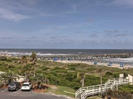 Isle of Palms Beachfront Condo with Balcony and Pool!, khách sạn ở Isle of Palms
