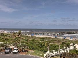 Isle of Palms Beachfront Condo with Balcony and Pool!, хотел в Айл ъф Палмс