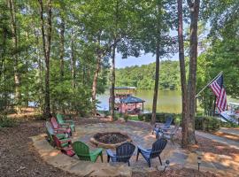 Lakefront Jacksons Gap Home with Deck, Dock and Views, villa in Jacksons Gap