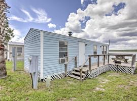 Cozy Lakefront Home in Ocala with Deck, Grill and AandC!, hotell sihtkohas Silver Springs