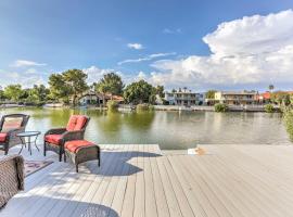 Lakefront Tempe House with Sun Deck, Hot Tub and Boats, villa in Tempe