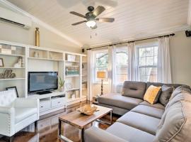 Chic Sarasota Cottage Near Beaches and Downtown!, hotel a Sarasota