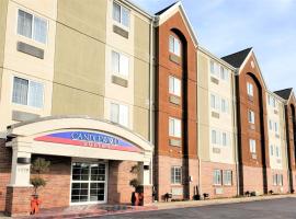 Candlewood Suites Fayetteville, an IHG Hotel, hotel perto de Bud Walton Arena, Fayetteville