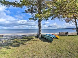 St Ignace Cottage with Deck and Beach on Lake Huron!, hotel que accepta animals a Evergreen Shores