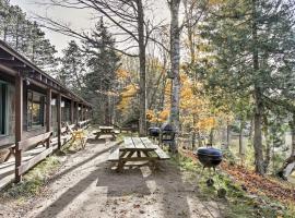 Lakefront Winchester Cabin with Deck, Grill and Dock!, hotel a Winchester