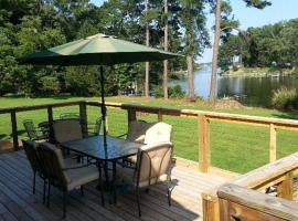 Rivers Edge Retreat with Kayaks and River Access!, huvila kohteessa Reedville