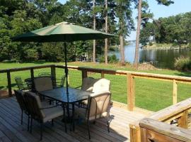 Rivers Edge Retreat with Kayaks and River Access!, hotel in Reedville